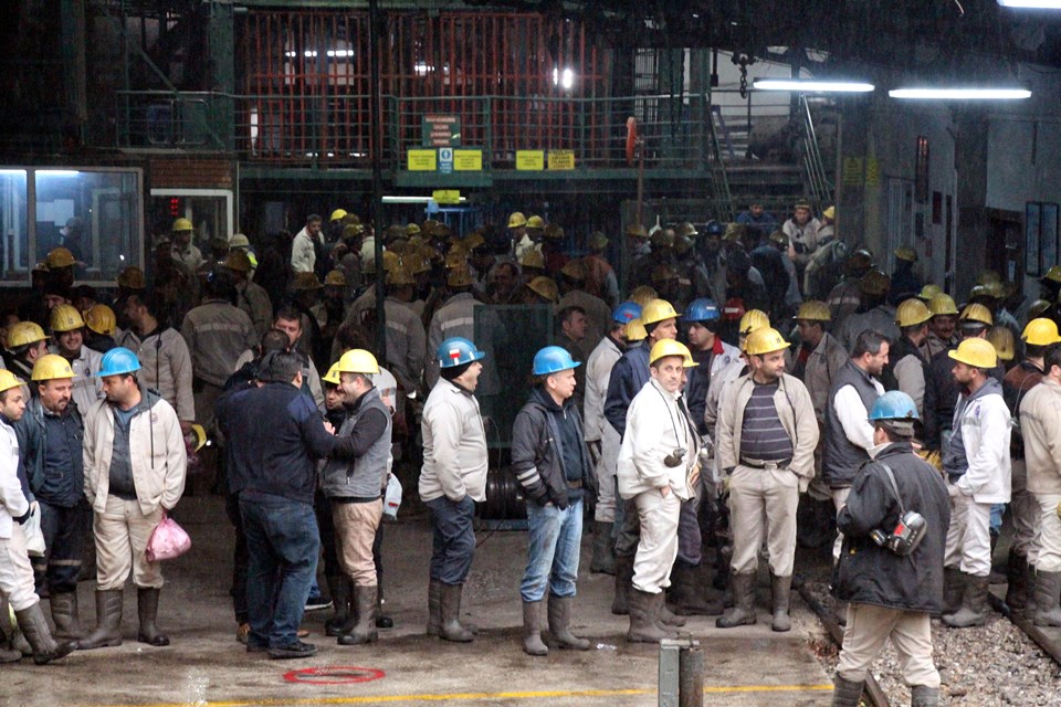 Maden işçileri kendini madene kilitledi