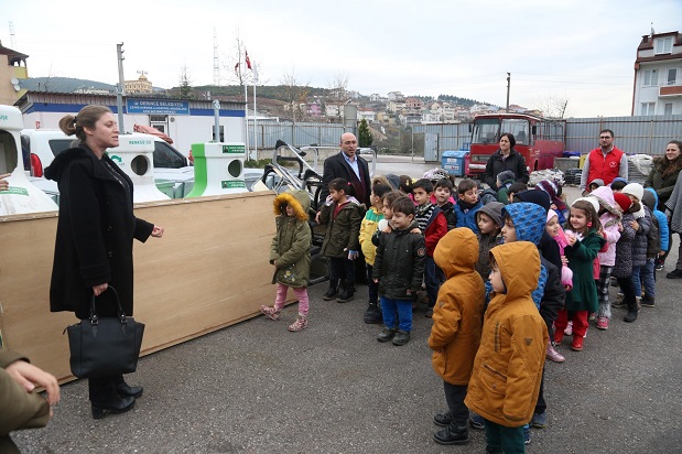 Çevre gönüllüsü miniklerden Derince Atık Getirme Merkezine ziyaret