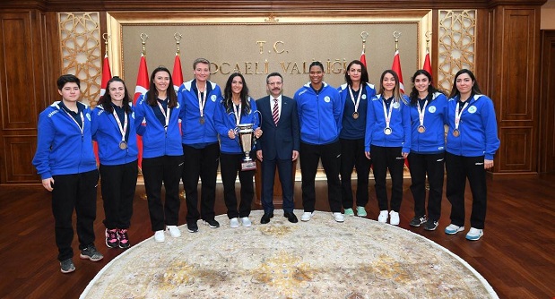 İzmit Belediyespor Kadın Basketbol takımı sporcuları Vali Aksoy’u ziyaret etti.